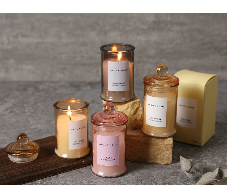 شمعة معطرة في وعاء زجاجي عتيق