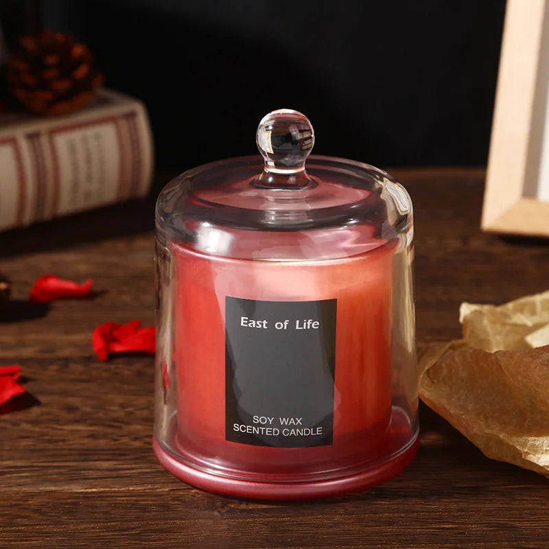 شمعة معطرة في كوب زجاجي.