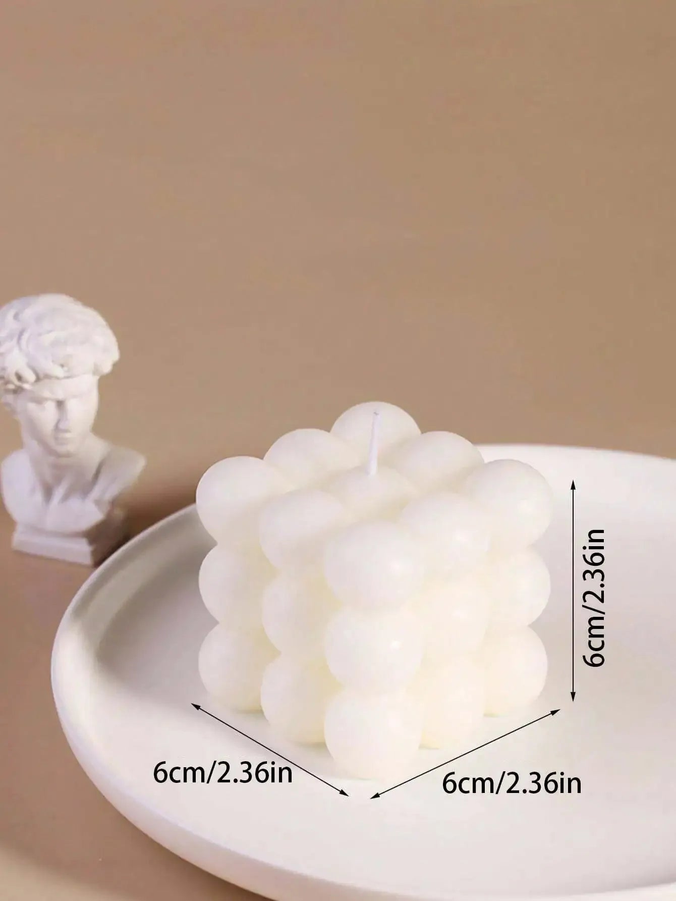 شمعة معطرة على شكل مكعب