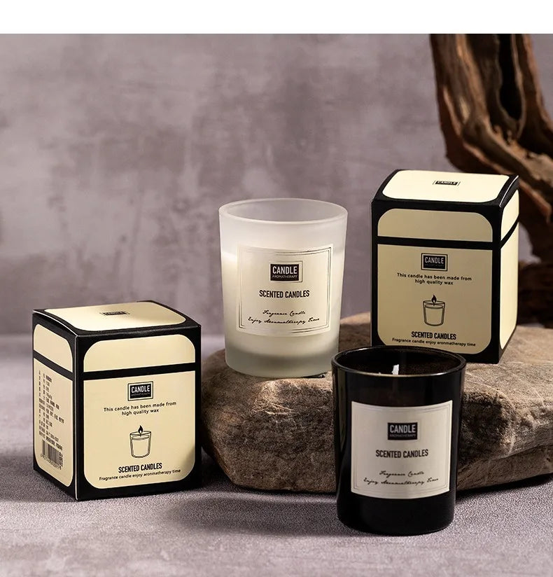 شمعة معطرة بنباتات عطرية.