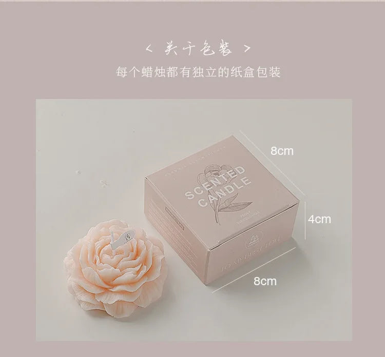 شمعة معطرة بتصميم زهرة الفاوانيا.