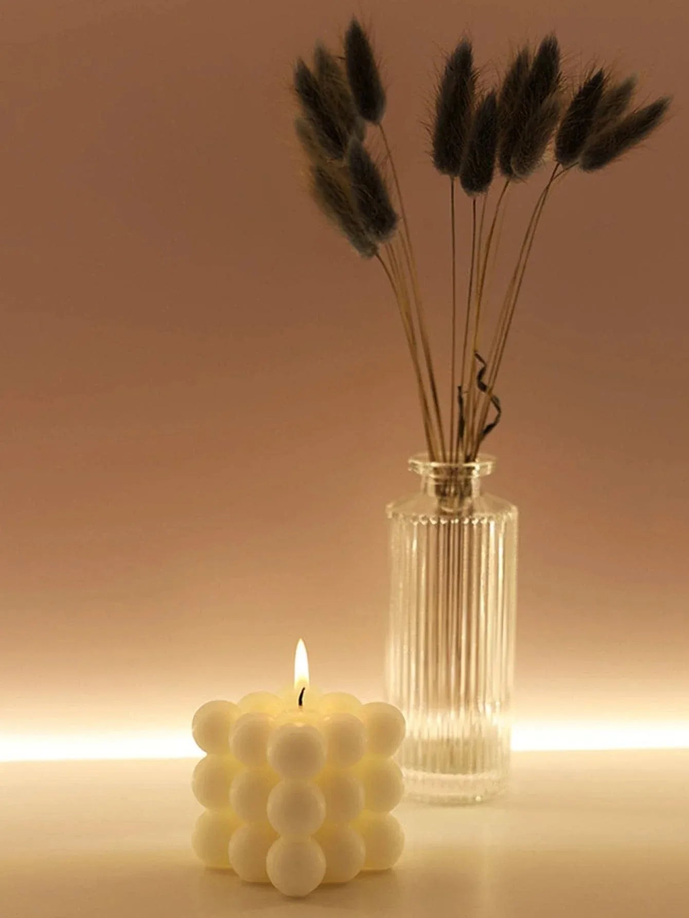 شمعة معطرة على شكل مكعب
