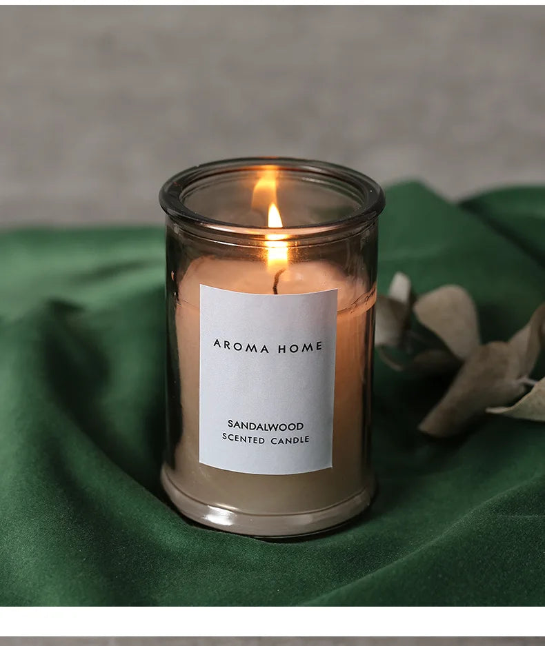 شمعة معطرة في وعاء زجاجي عتيق