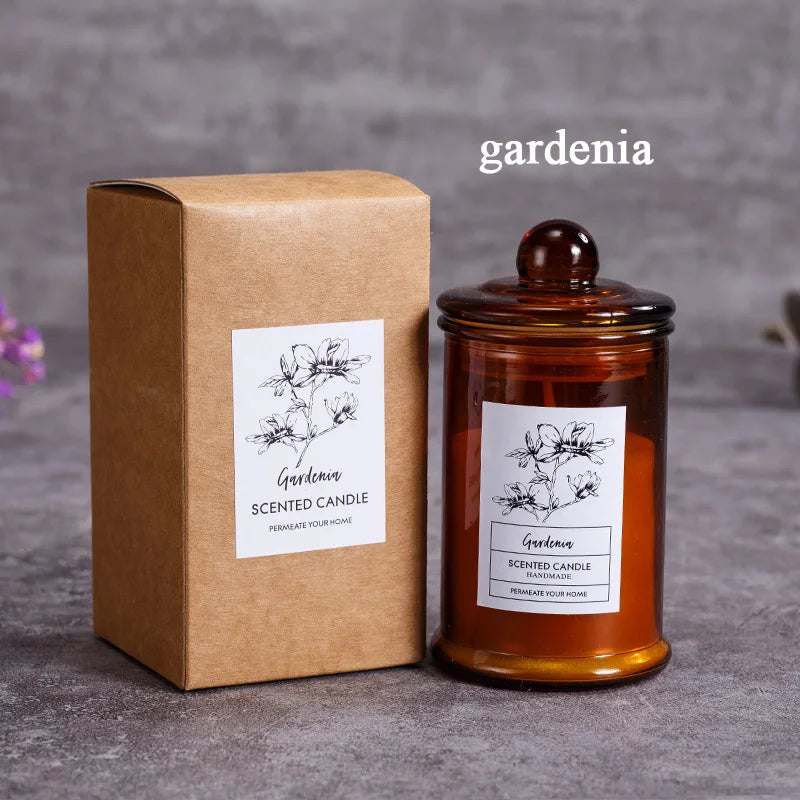 شمعة معطرة في وعاء زجاجي عتيق.