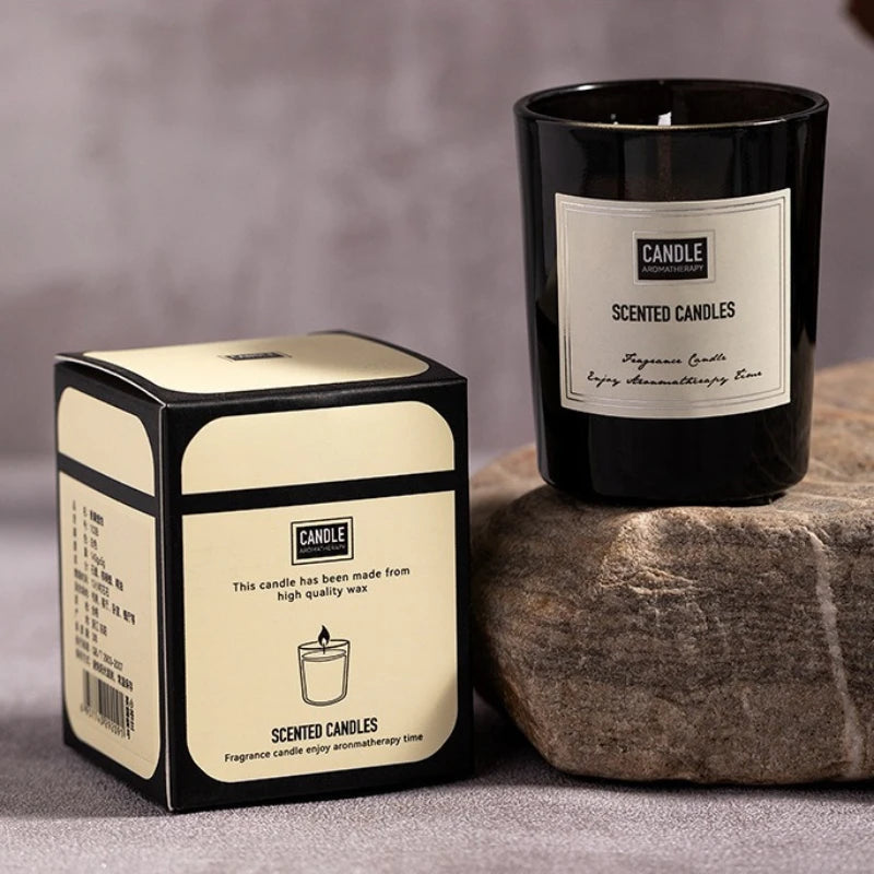 شمعة معطرة بنباتات عطرية.