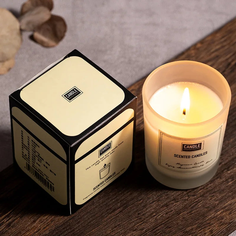 شمعة معطرة بنباتات عطرية.