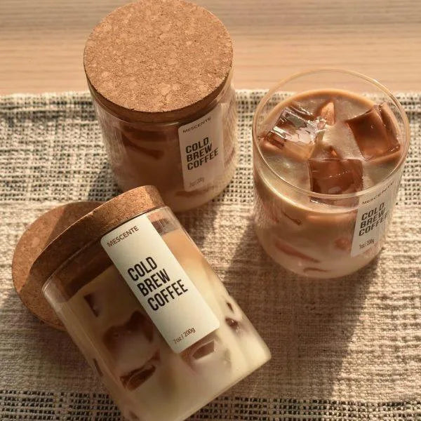 شمعة معطرة بنكهة القهوة.