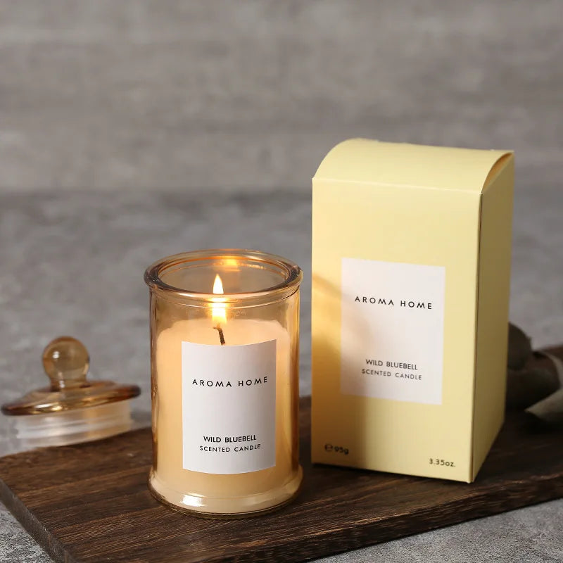 شمعة معطرة في وعاء زجاجي عتيق
