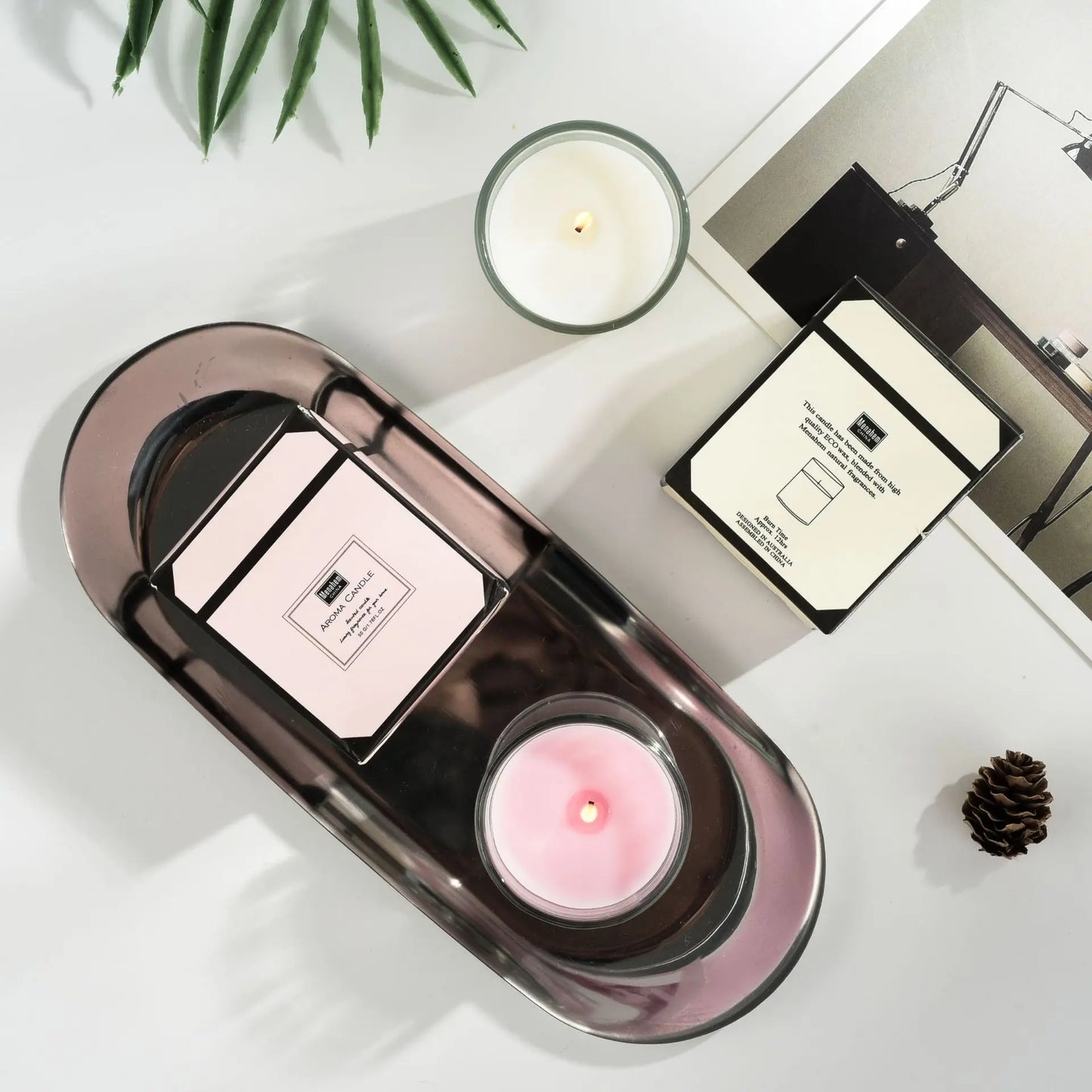 شمعة معطرة في كوب زجاجي.