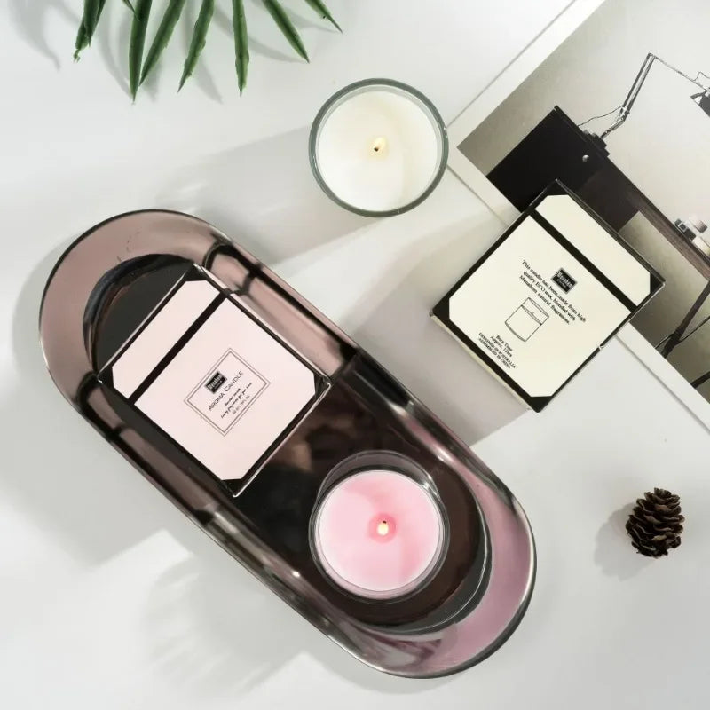 شمعة معطرة في كوب زجاجي.