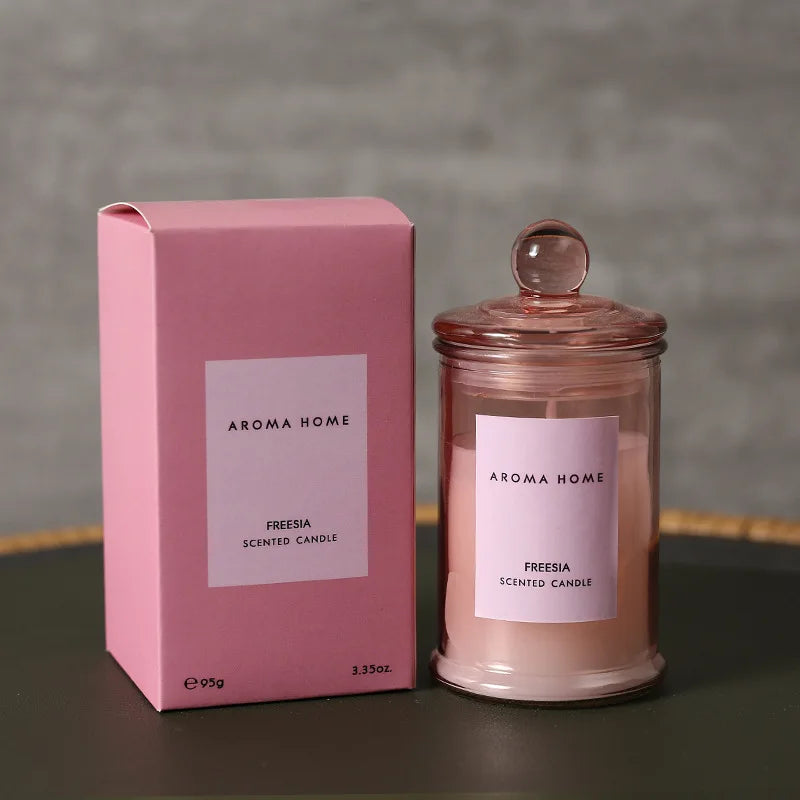 شمعة معطرة في وعاء زجاجي عتيق