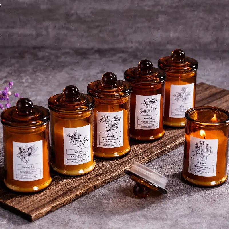 شمعة معطرة في وعاء زجاجي عتيق.