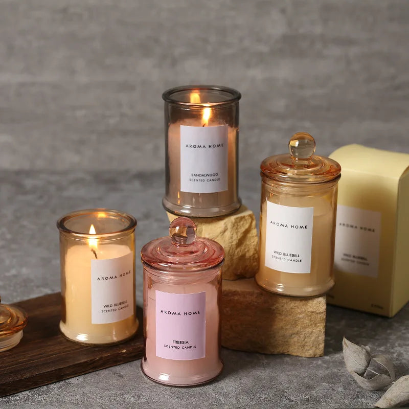 شمعة معطرة في وعاء زجاجي عتيق