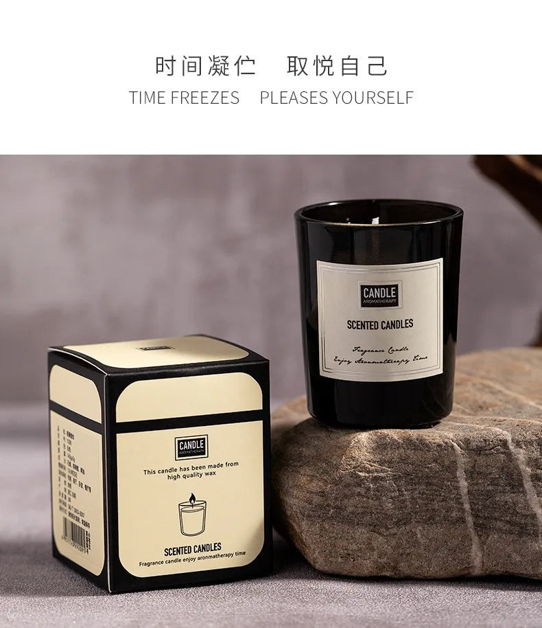 شمعة معطرة بنباتات عطرية.