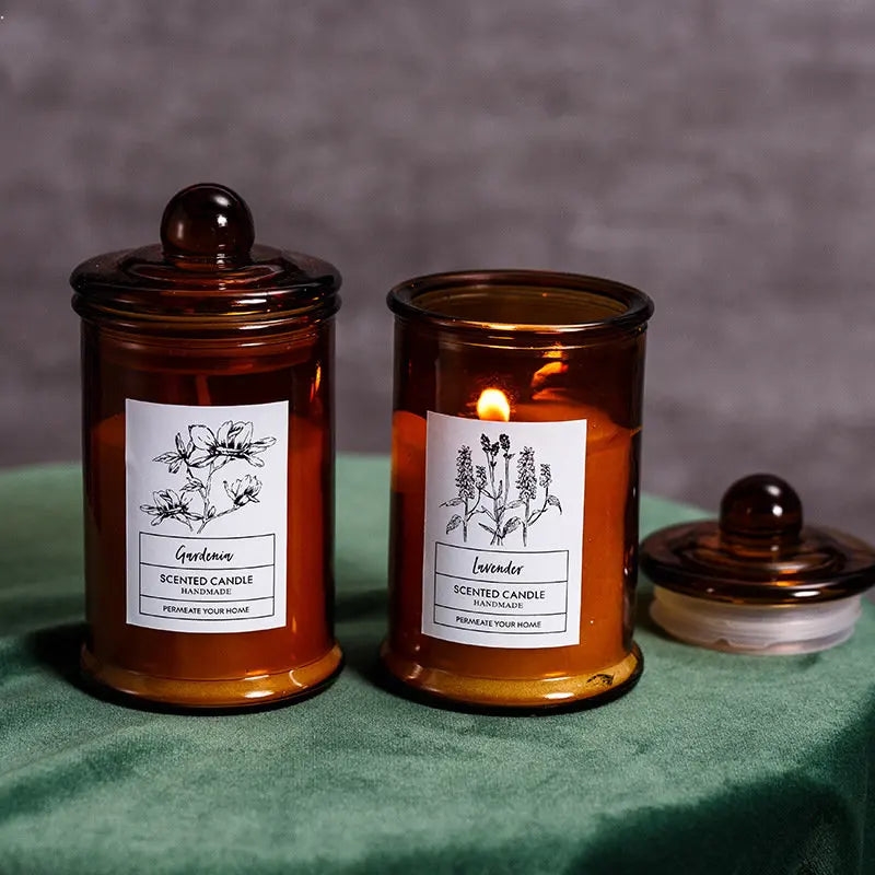 شمعة معطرة في وعاء زجاجي عتيق.