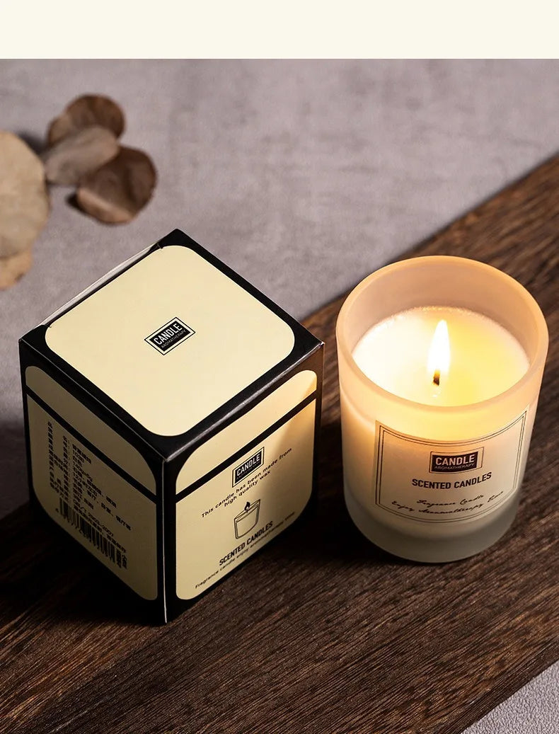 شمعة معطرة بنباتات عطرية.
