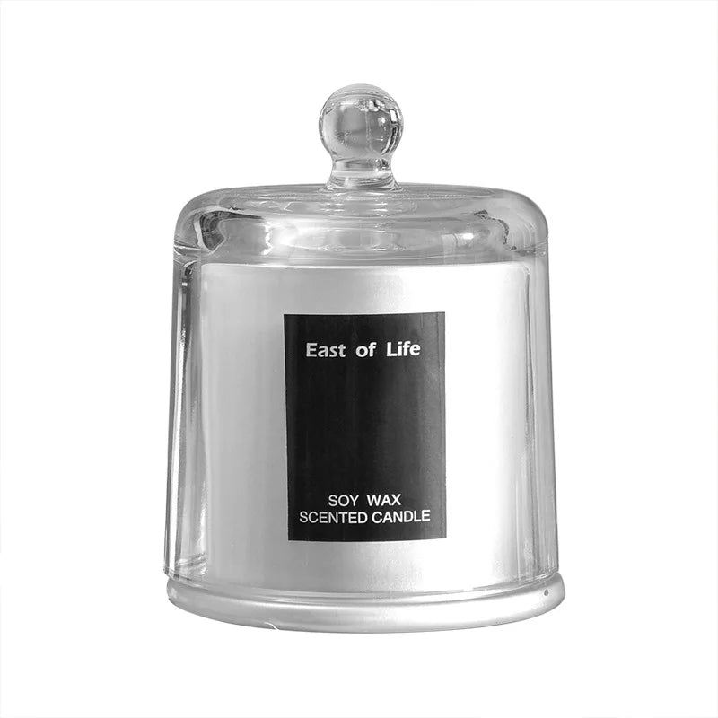 شمعة معطرة في كوب زجاجي.