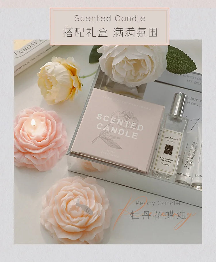 شمعة معطرة بتصميم زهرة الفاوانيا.