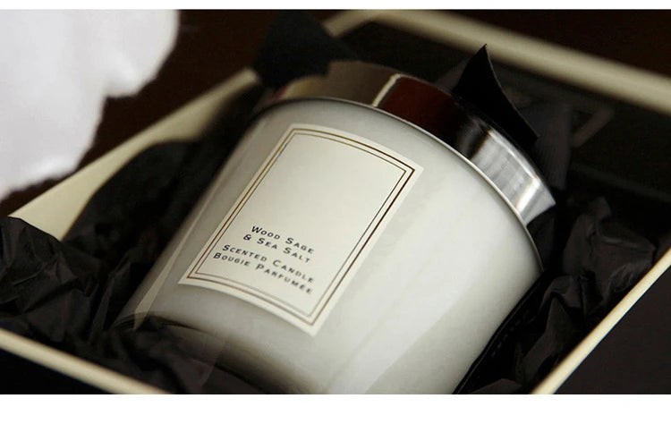 شمعة معطرة فاخرة.