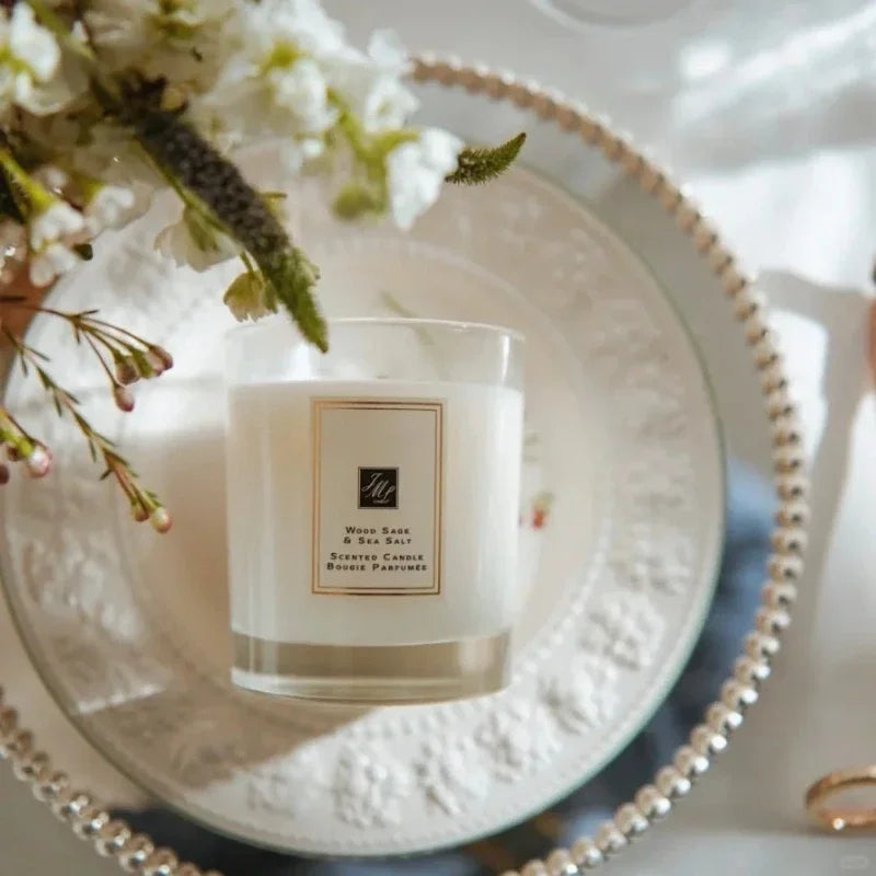 شمعة معطرة فاخرة.