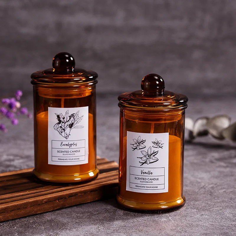 شمعة معطرة في وعاء زجاجي عتيق.