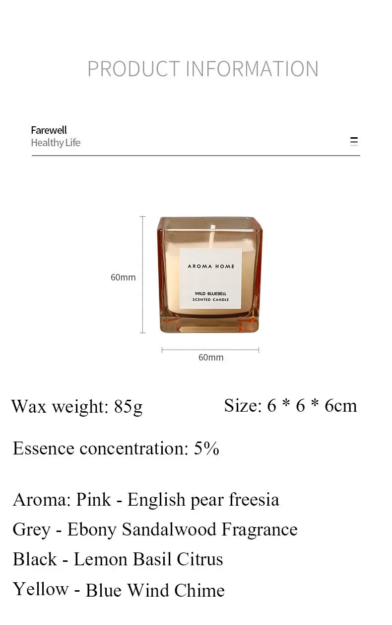 شمعة معطرة في وعاء زجاجي مربع وعتيق.