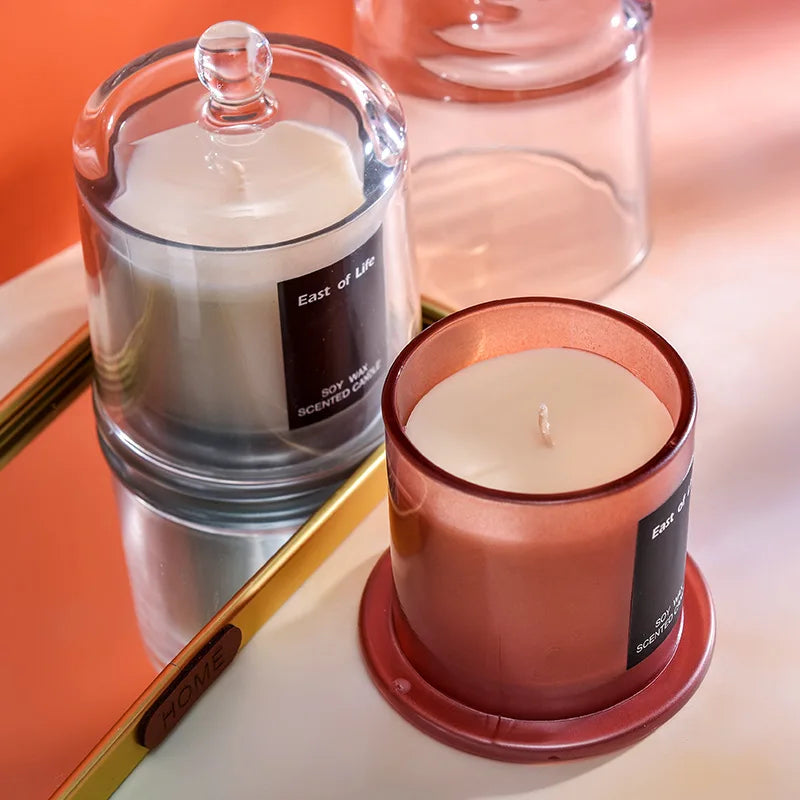 شمعة معطرة في كوب زجاجي.