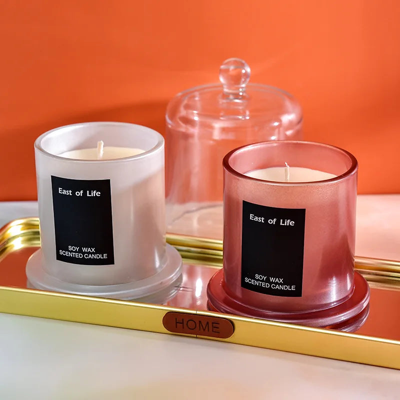 شمعة معطرة في كوب زجاجي.