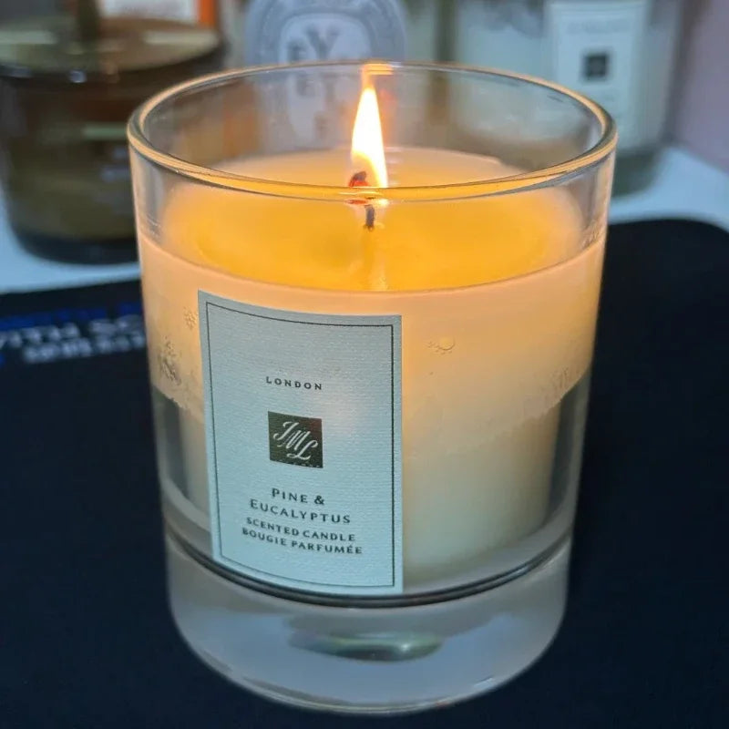 شمعة معطرة فاخرة.