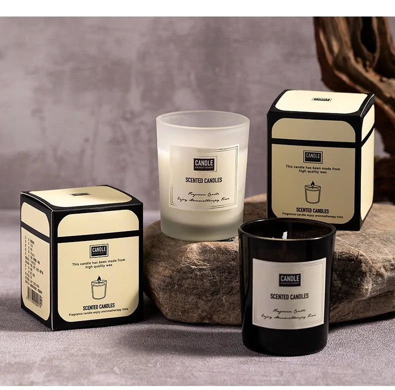 شمعة معطرة بنباتات عطرية.