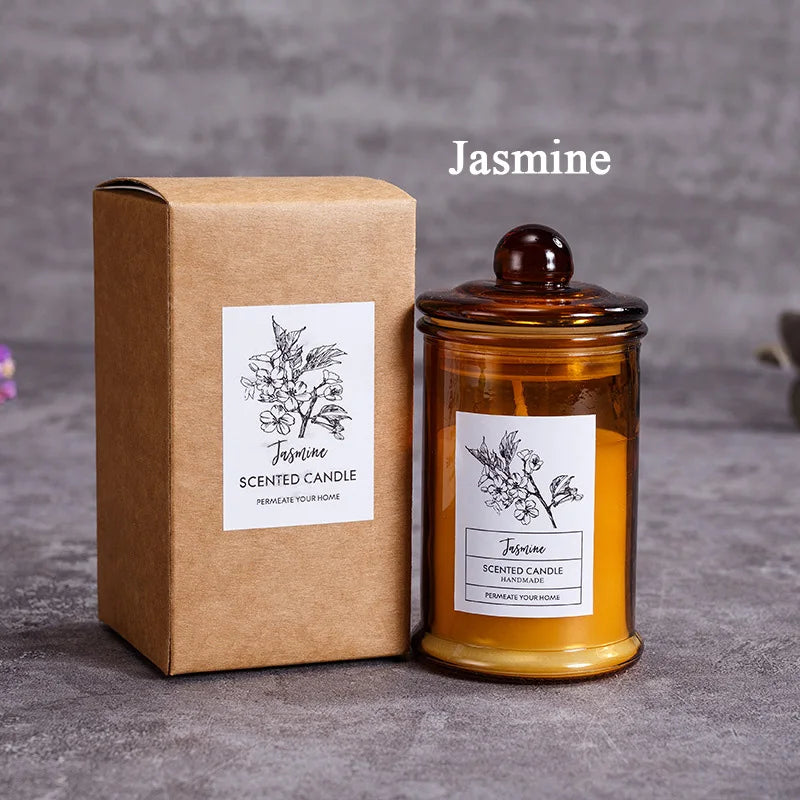 شمعة معطرة في وعاء زجاجي عتيق.