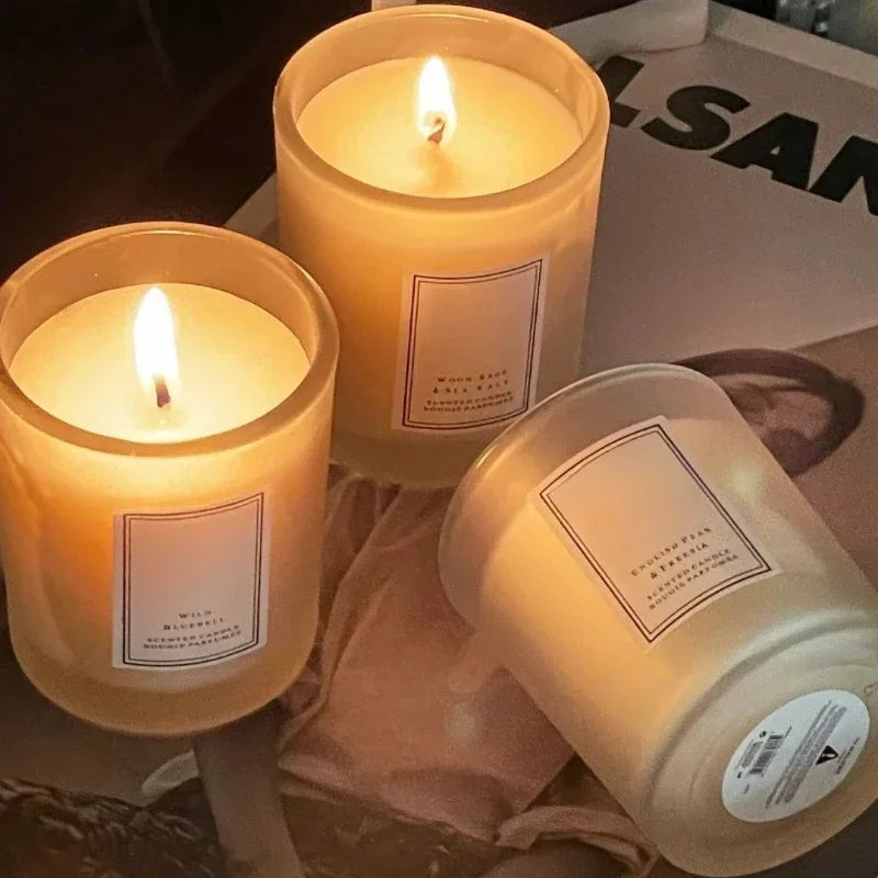شمعة معطرة فاخرة.