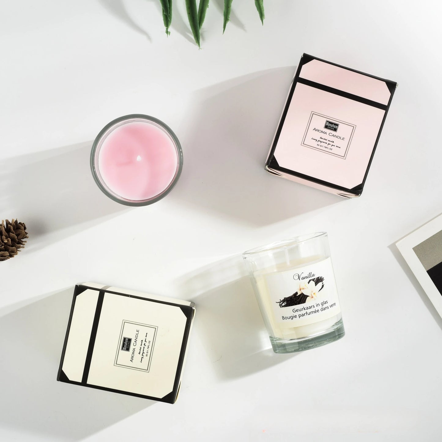 شمعة معطرة في كوب زجاجي.