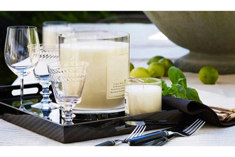 شمعة معطرة فاخرة.