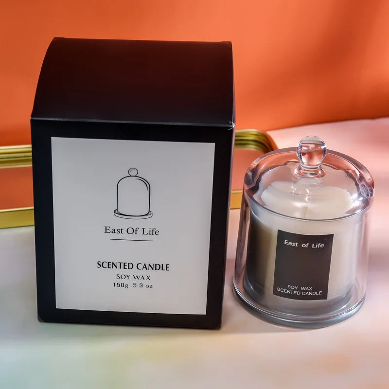 شمعة معطرة في كوب زجاجي.