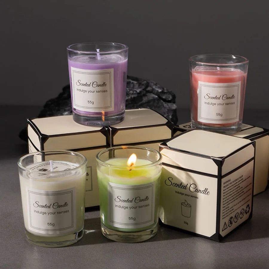 شمعة معطرة في كوب زجاجي.