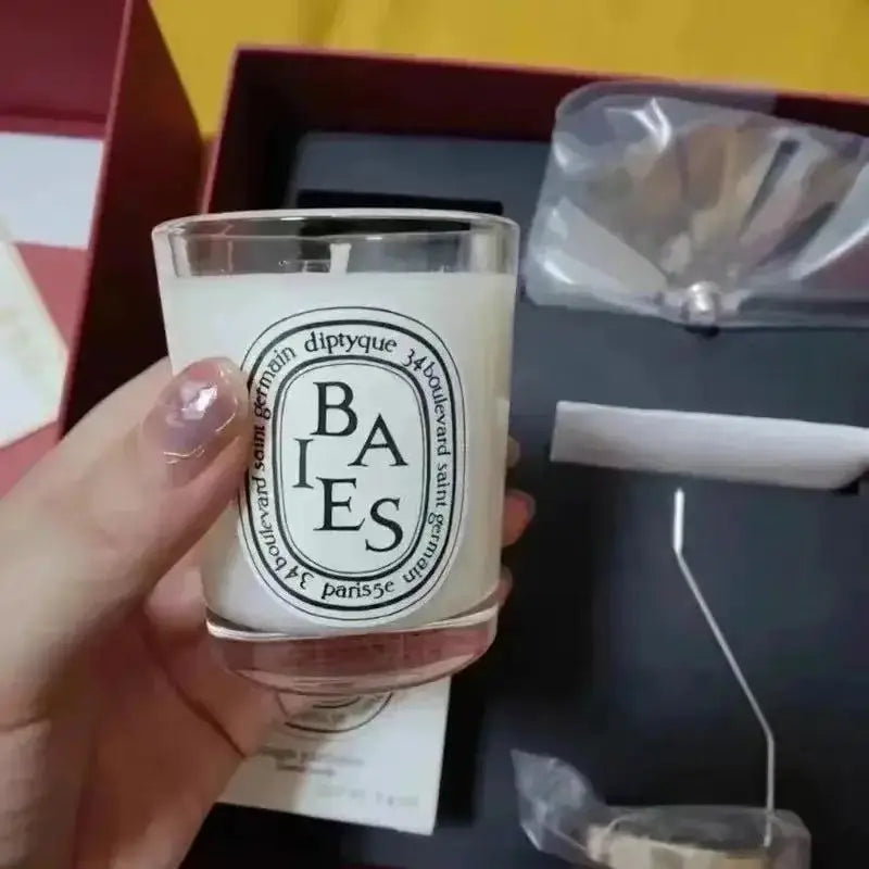 شموع طبيعية معطرة.