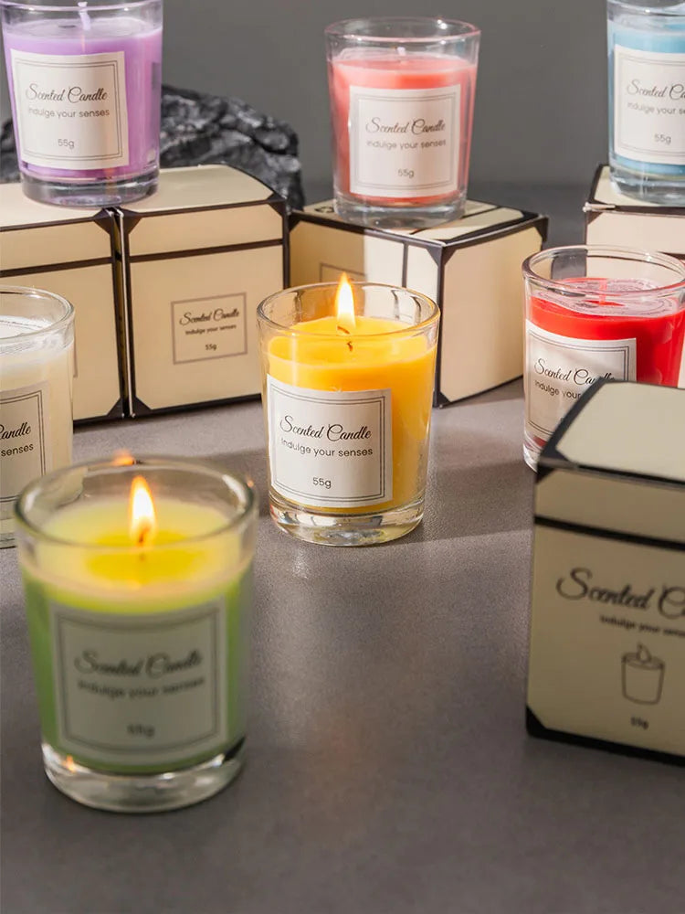 شمعة معطرة في كوب زجاجي.