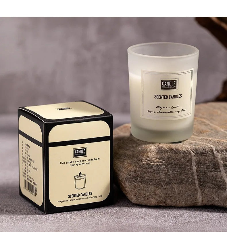 شمعة معطرة بنباتات عطرية.