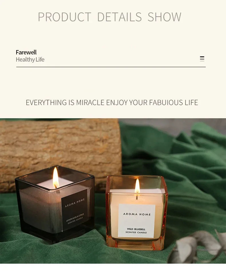 شمعة معطرة في وعاء زجاجي مربع وعتيق.
