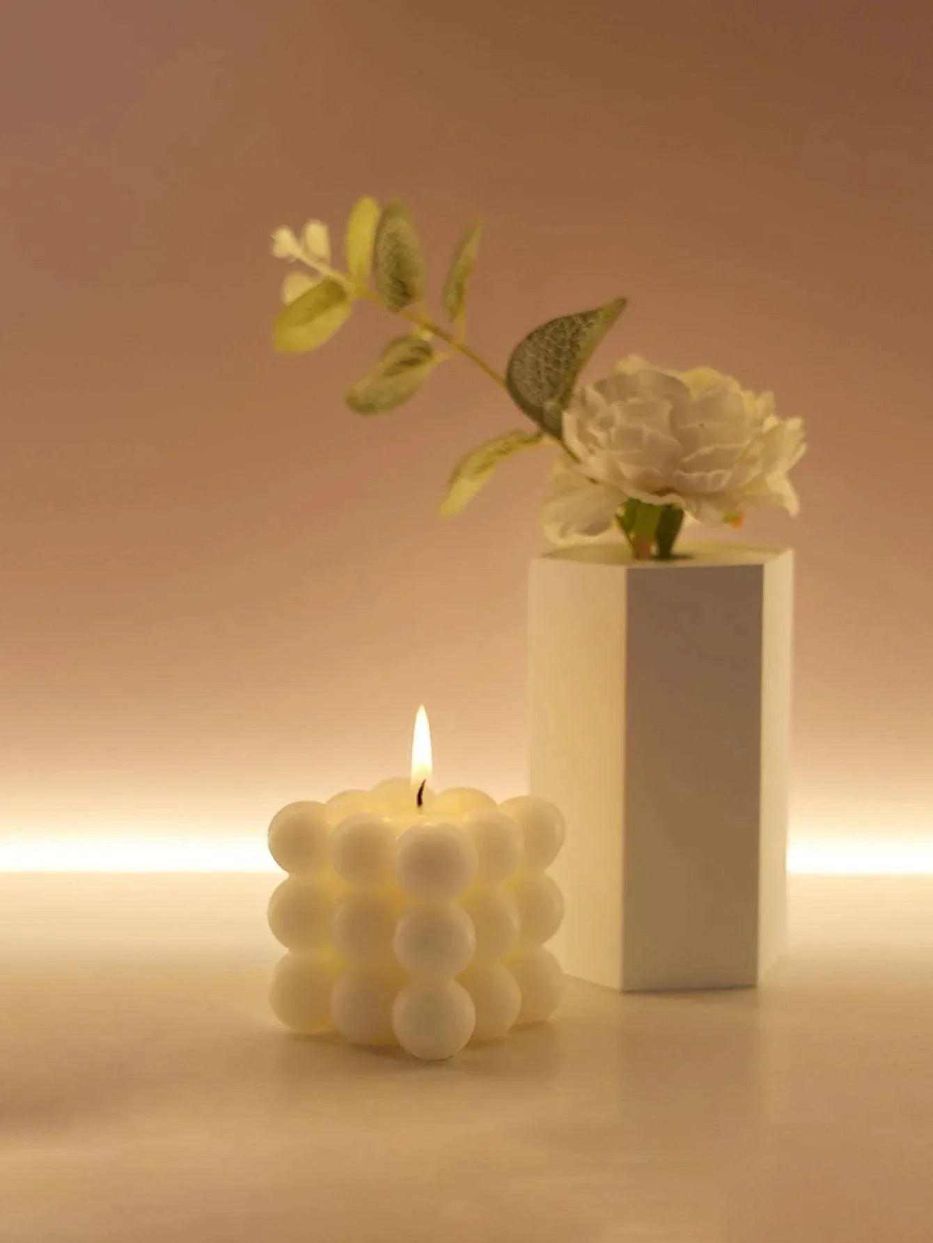 شمعة معطرة على شكل مكعب