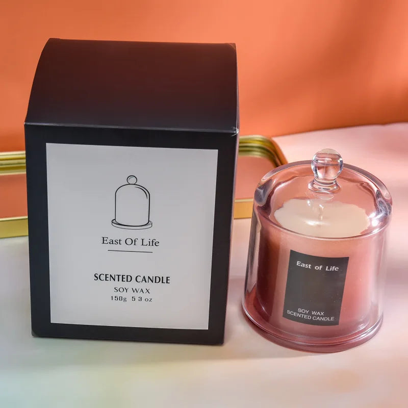 شمعة معطرة في كوب زجاجي.