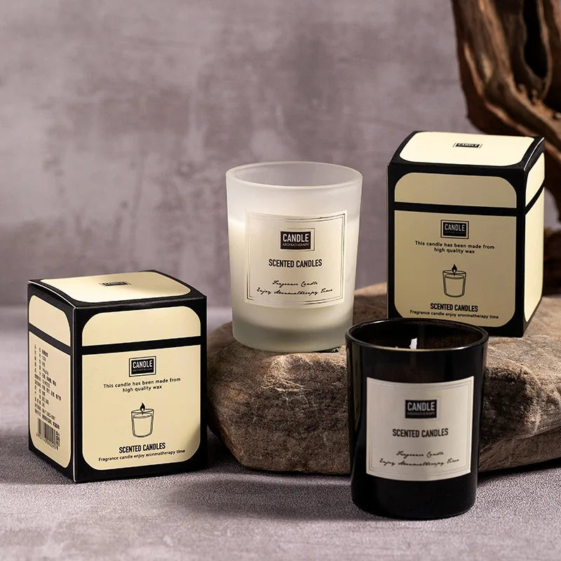 شمعة معطرة بنباتات عطرية.