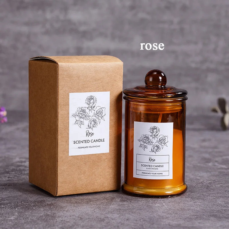 شمعة معطرة في وعاء زجاجي عتيق.