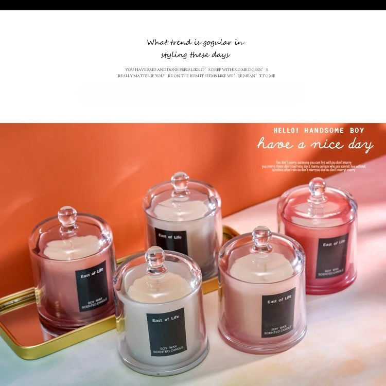 شمعة معطرة في كوب زجاجي.
