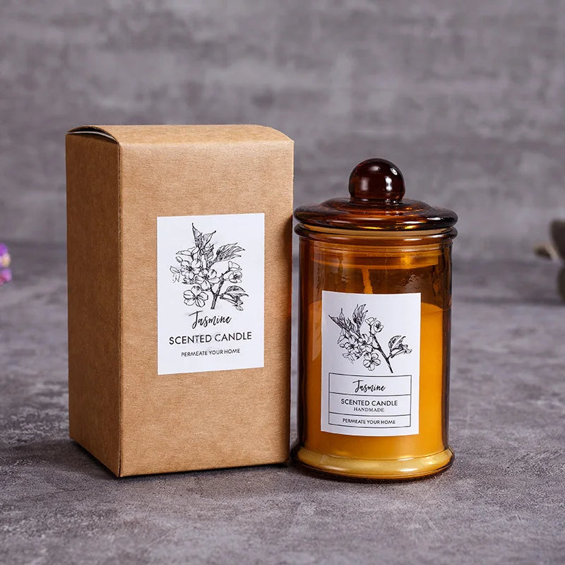 شمعة معطرة في وعاء زجاجي عتيق.
