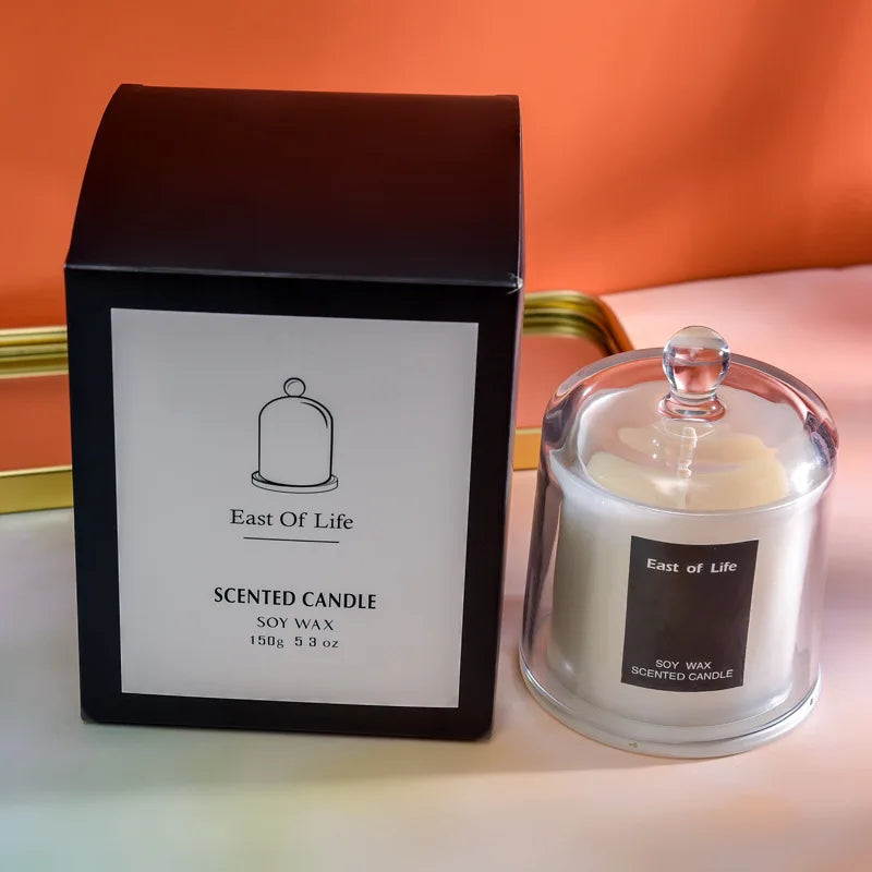 شمعة معطرة في كوب زجاجي.