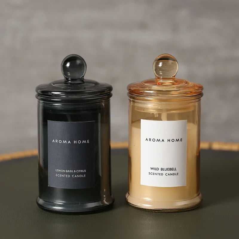 شمعة معطرة في وعاء زجاجي عتيق