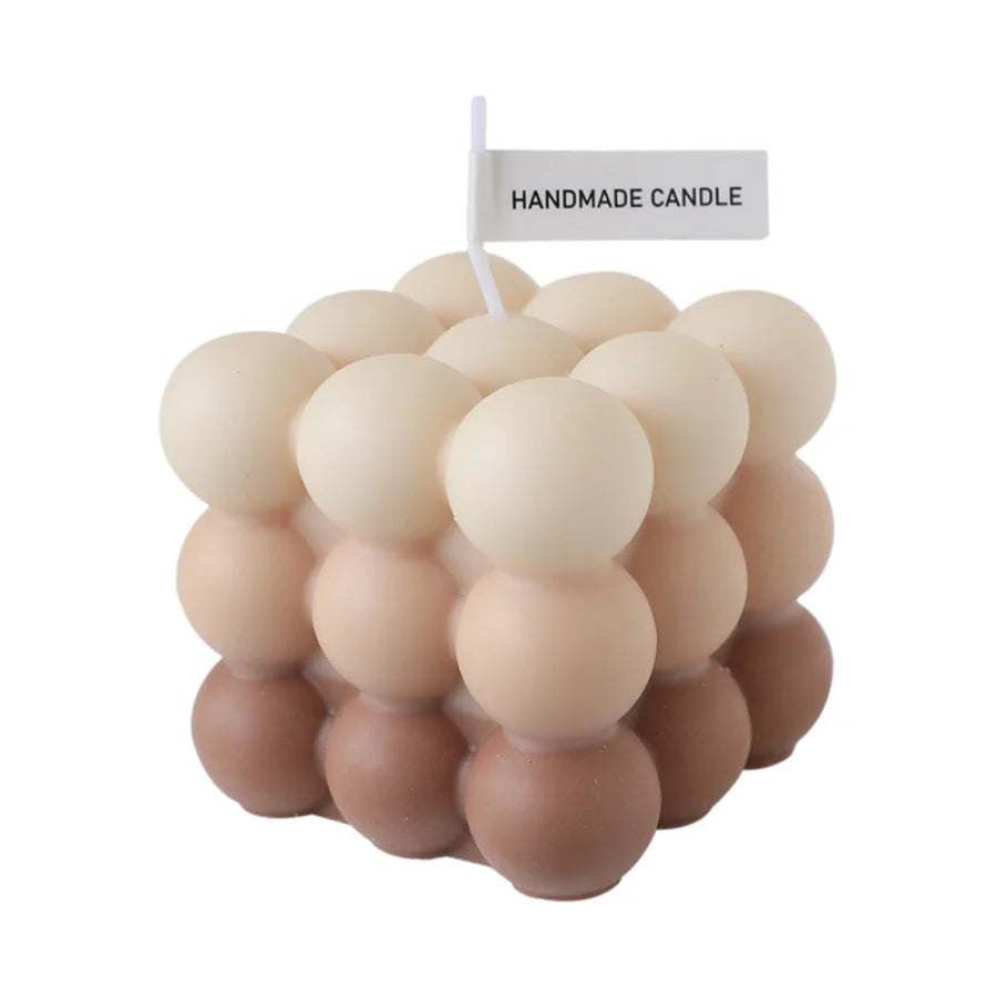 شمعة معطرة على شكل مكعب