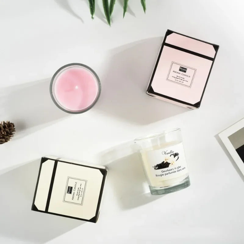 شمعة معطرة في كوب زجاجي.